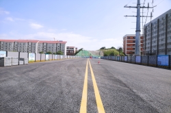 托子沖南路主幅路通車，新學(xué)校旁拉通了一條便民路